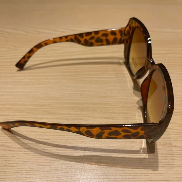 NWOT Chic Tortoiseshell Sunglasses - Picture 3 of 6